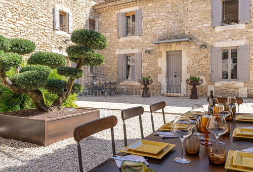 Charmante ferme en pierre avec piscine au cœur du Luberon, à proximité des...