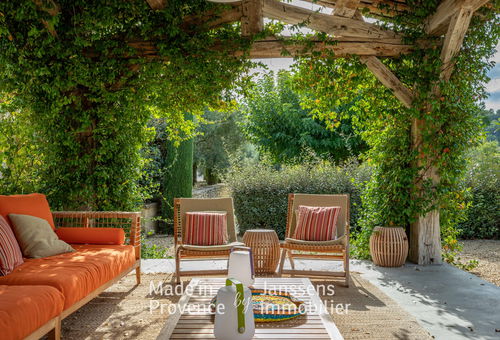 Magnifique mas provençal avec piscine chauffée dans un hameau très calme au...