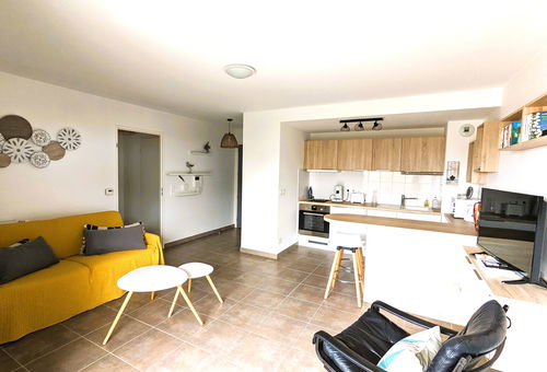 BEAUTIFUL APARTMENT WITH TERRACE CLOSE TO BASIN AND SHOPS