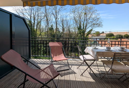 BEAUTIFUL APARTMENT WITH TERRACE CLOSE TO BASIN AND SHOPS