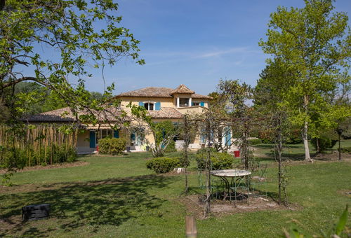LOCATION VACANCES MOURIES - MAS EN CAMPAGNE AVEC PISCINE COUVERTE !