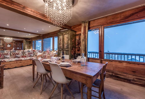 Ideally located in the center of the resort, this mountain-style apartment...