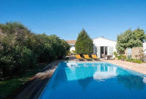 Family villa overlooking the Golf course of Les Portes en Re.