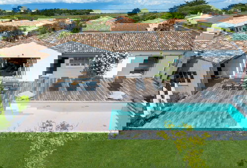 Au coeur du village de Loix, à deux pas des commerces et de la plage.