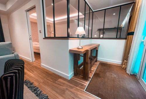 High-standard flat on the ground floor of a century-old building.