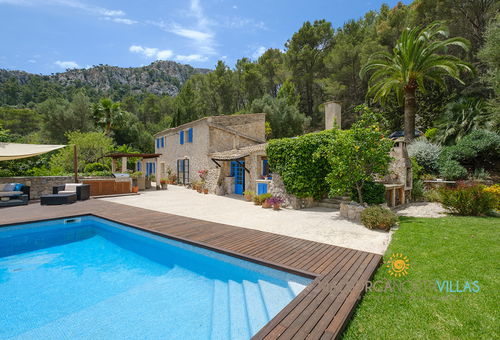Villa Can Ros: encanto rural con jardín y piscina