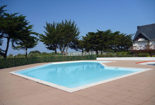 In holiday village with swimming pool 800m from the beach. 