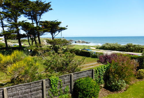 Family villa facing the sea on the wild coast - Le iguen
