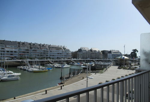 3 Rooms Facing the Port of Iguen
