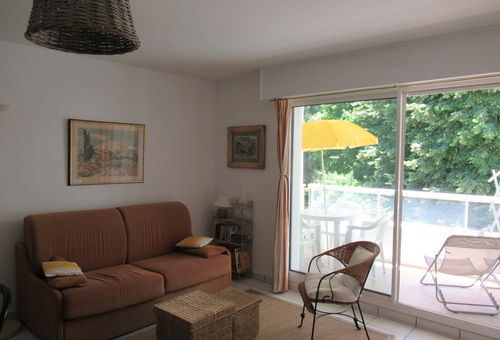 Quiet location overlooking a wooded park and close to the beach.