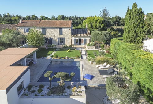 A holiday home for 8 with private pool in Chateaurenard.