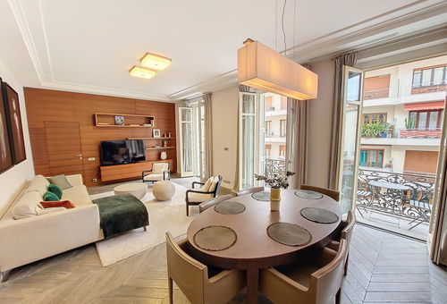 Elegant and modern apartment located in Carré d'or in Nice.