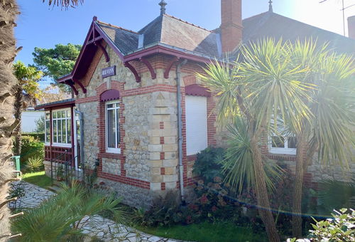 A relaxing atmosphere, close to the beach.