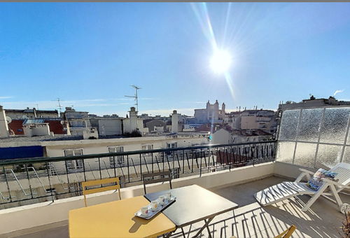 High-floor apartment in the Fleurs district, offering a large sunny terrace -...