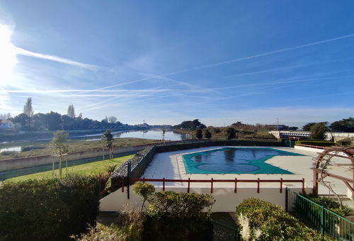 Appartement 2 pièces avec terrasse ensoleillée et yue sur la piscine -...