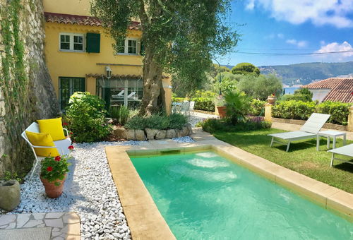 On the west coast of the Saint-Jean-Cap-Ferrat peninsula