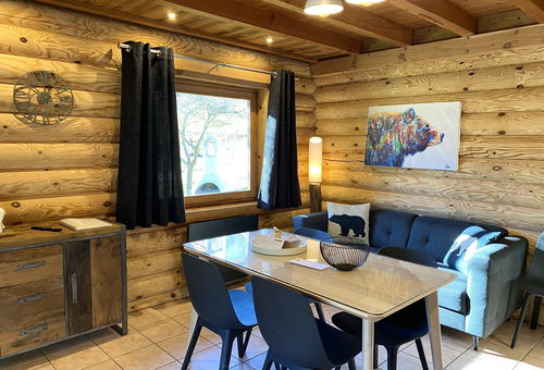 Chalet made entirely of logs on the theme of polar bears - La Bresse