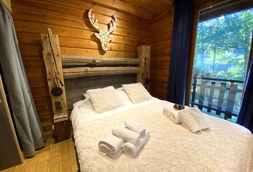 wooden chalet on the banks of the river surrounded by nature with jacuzzi -...