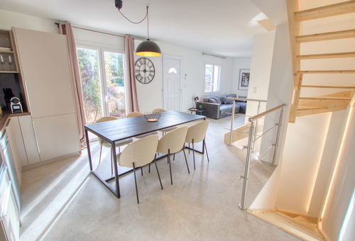 Pleasant, bright house with modern decor, 5 minutes from the shops and 10...