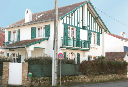 Pretty house in the heart of Le iguen.