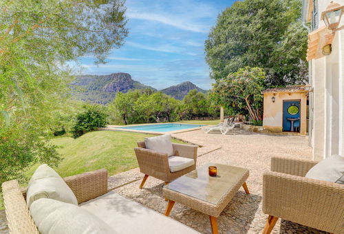 Spacious rural house with pool just 2 km from the quiet and picturesque...