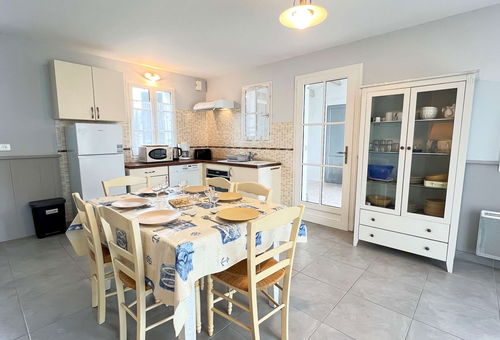 Pretty house with garden and private parking