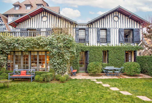 Charming villa with a beautiful garden.