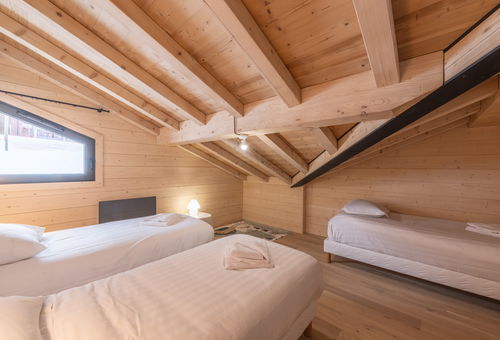 Mountain-style and contemporary decor for this duplex apartment, ideally...