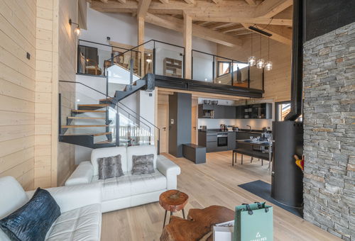 Mountain-style and contemporary decor for this duplex apartment, ideally...