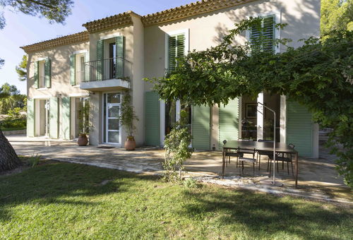 Ideally located in the town of Paradou