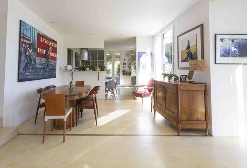 Ideally located in the town of Paradou