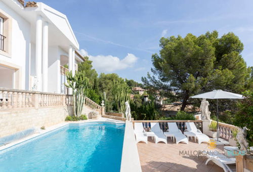 Villa avec piscine privée avec vue mer panoramique située au cœur de Portals...