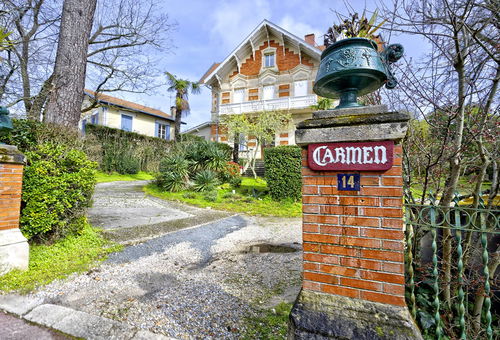 Charming apartment on the 2nd and last floor of a superb villa built at the...