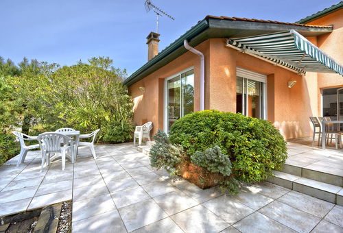 Spacious villa with a fenced garden, 700m from the beach, 5mn from the Pilat...