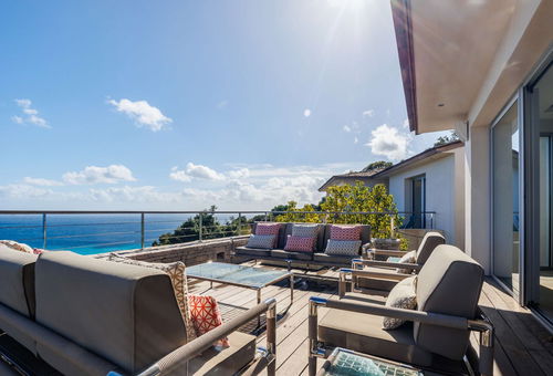 À quelques pas de la plage, villa exceptionnelle avec piscine à débordement...