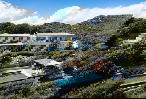 À quelques pas de la plage, villa exceptionnelle avec piscine à débordement...