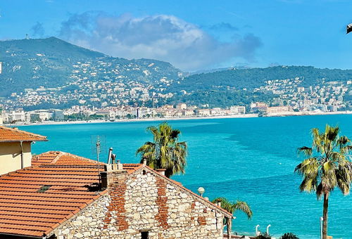 Agréable et lumineux appartement avec une large terrasse à de pas des plages...