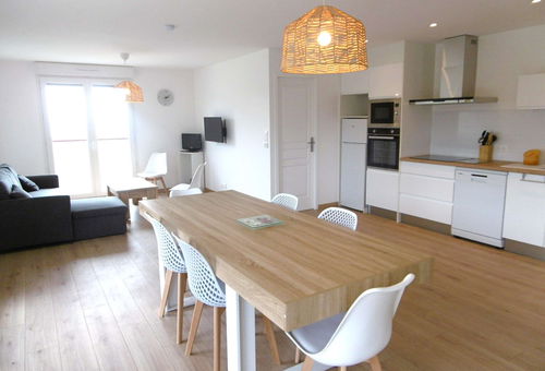 Bel appartement avec vue mer rénové avec balcon à  100 m de la plage et du...