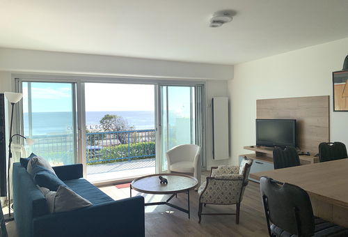 Appartement refait à neuf face à la mer.