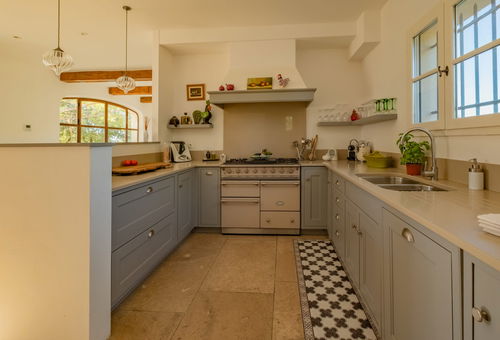 Charming property with pool and an enclosed garden surrounded by oaks - Bonnieux