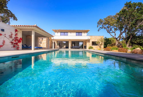 Au cœur d'un domaine privé, très belle villa avec piscine et jacuzzi,...