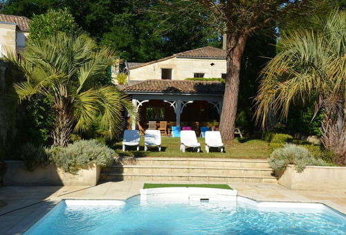 Villa avec piscine au milieu de son vignoble