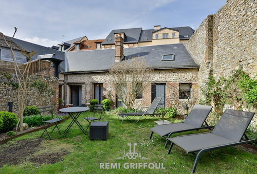Close to restaurants, shops and the port of Honfleur.