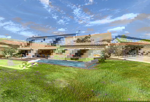 Beautiful villa with heated pool and petanque pitch in a secure and fenced...