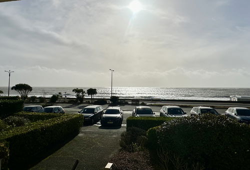 Studio entièrement rénové face mer et proche De Gaulle