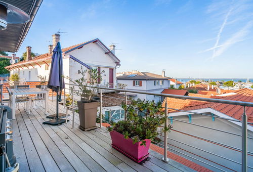 Dans un environnement paisible, 2 terrasses.