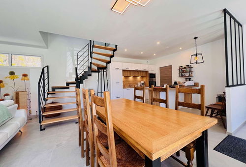 Magnifique maison idéalement située à proximité du centre-ville et de la côte...