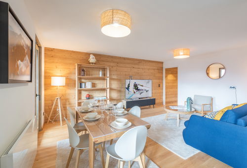 Ski-in/ski-out apartment with balcony located in the heart of Le Vieil Alpe -...