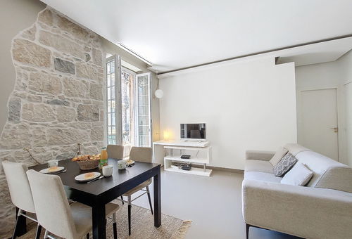 A magnificent fully air-conditioned apartment.