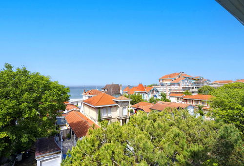 Located on the 4th and last floor with elevator of a quality residence.